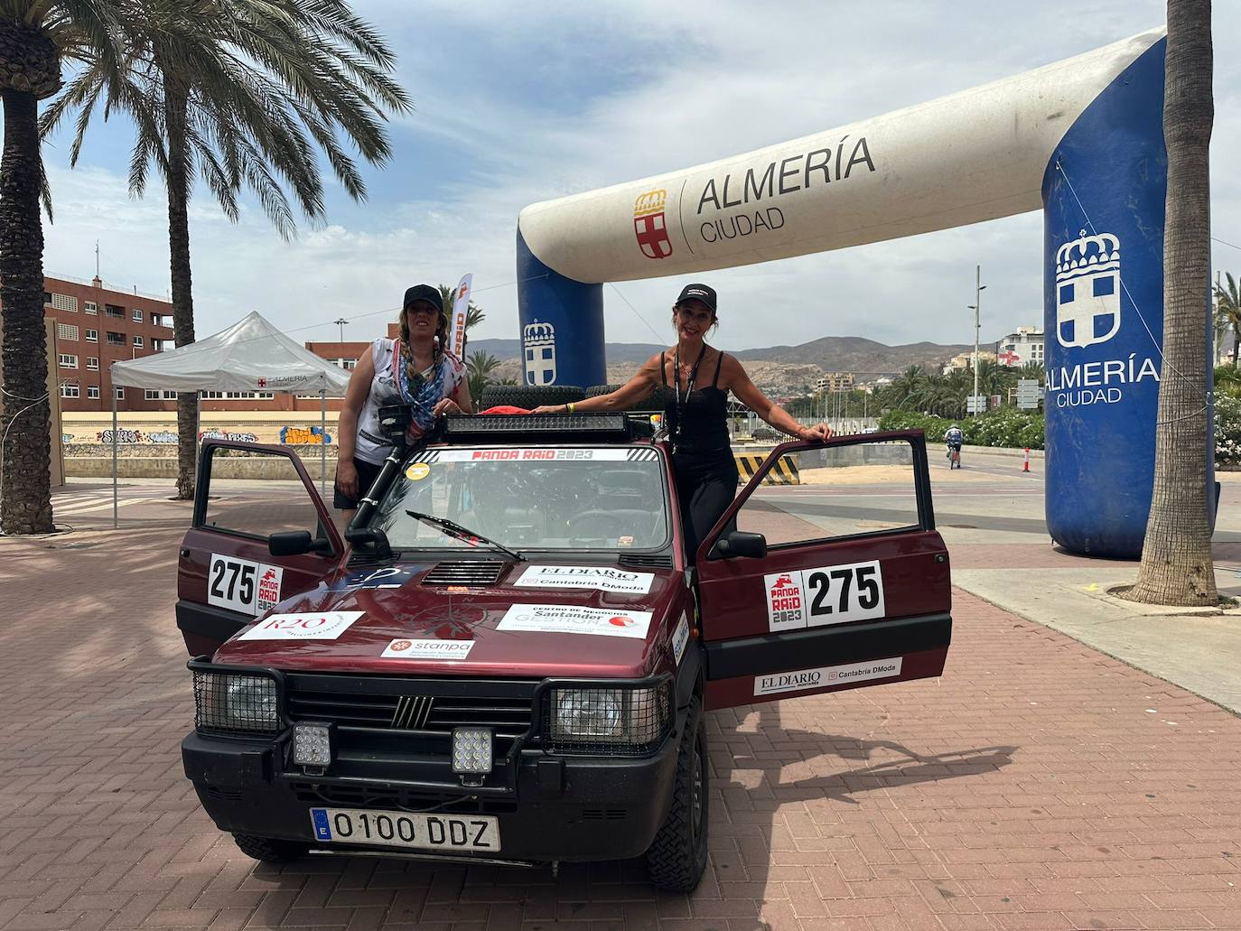 Llegamos a Almería después de 15 horas de viaje. El coche no puede ir a más de 100 km/h. Lo compramos por internet. Su dueño lo vendía en Reus y estaba perfectamente equipado, ya que había participado en esta misma prueba hace unos años. Es un 4x4 1400 gasolina del año 1990.