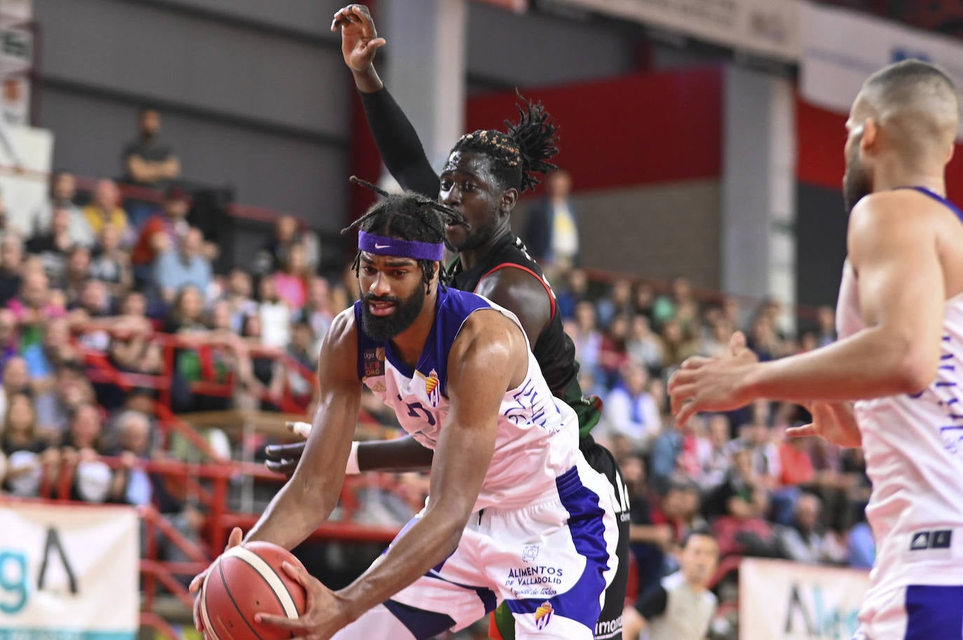 Walter Junior, del Alega, trata de robar la pelota a un rival del Valladolid.