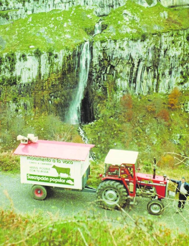 Ceballos y el tractor, ante la cascada del Asón durante su ruta.