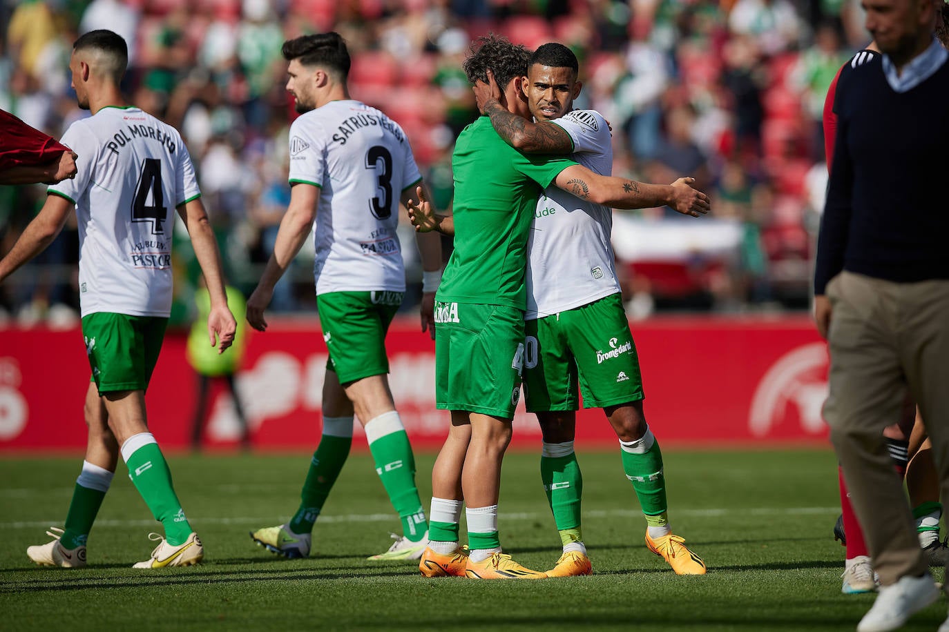 Yeray y Juergen se abrazan al término del encuentro.