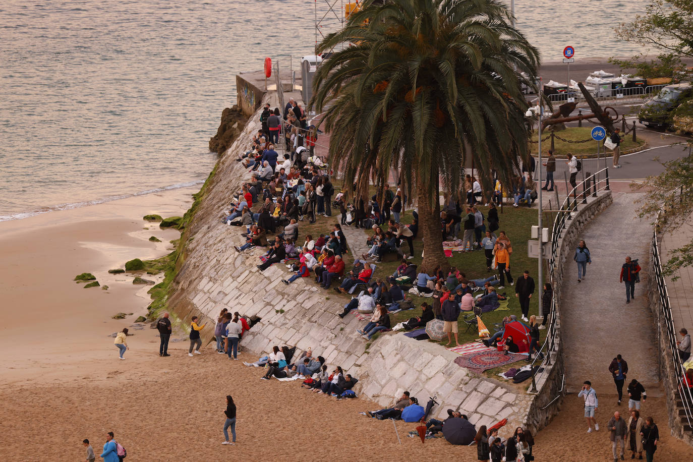 El acceso a la playa de Los Peligros se fue llenando desde las 21.00 horas.