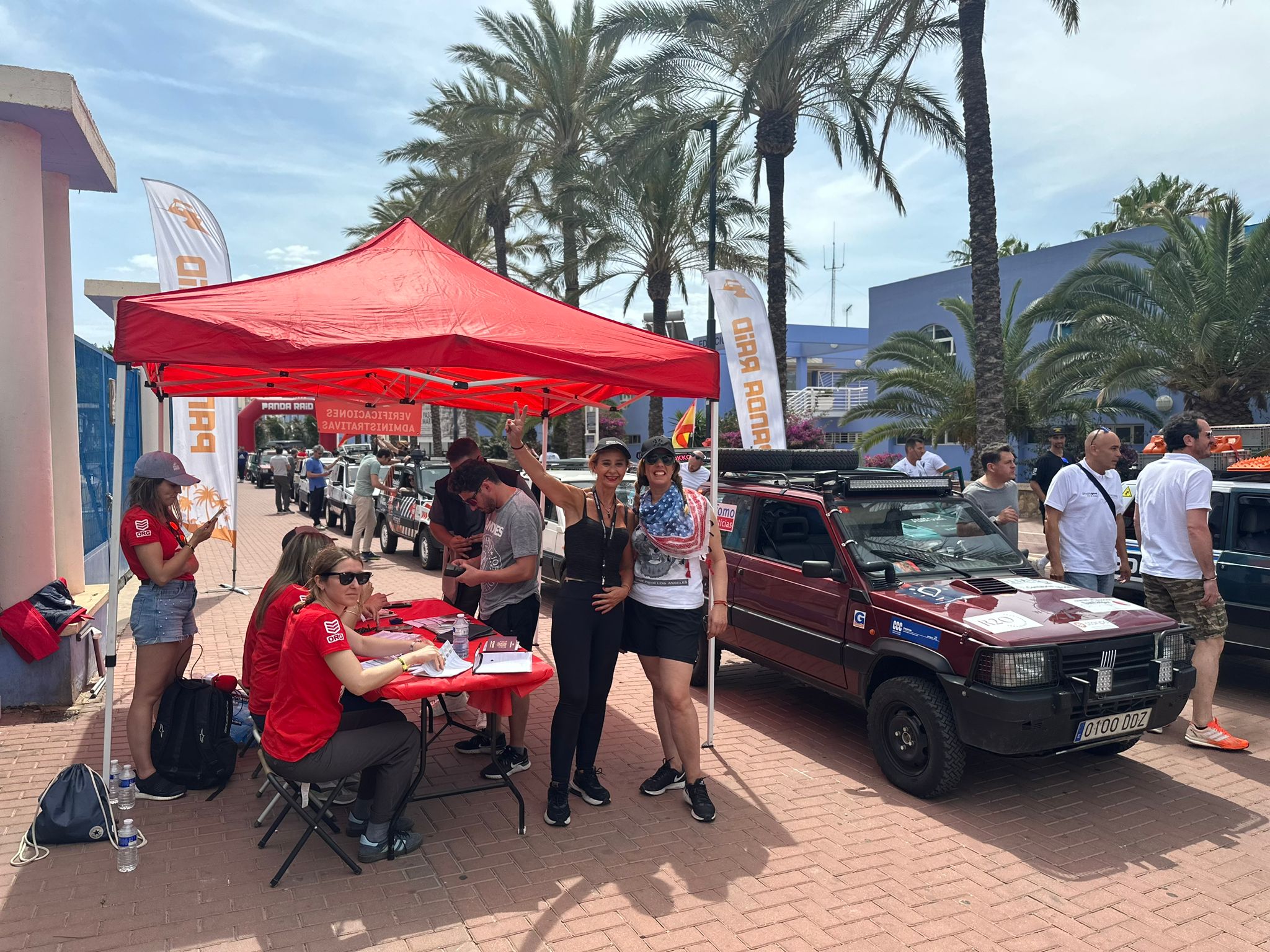 Momento de la inscripción oficial en Almería. Teníamos por delante 3.000 kilómetros en siete etapas. Tras comprobar que tanto la documentación, como los requerimientos mecánicos se cumplían según la norma, los equipos recibían sus dorsales, parasoles y roadbook. La colocación de los vinilos es una de las tareas a la que más empeño dedican: «tenemos que empezar con buen pie y poner los dorsales alineados, que vayan acorde con la rotulación que hemos hecho». 