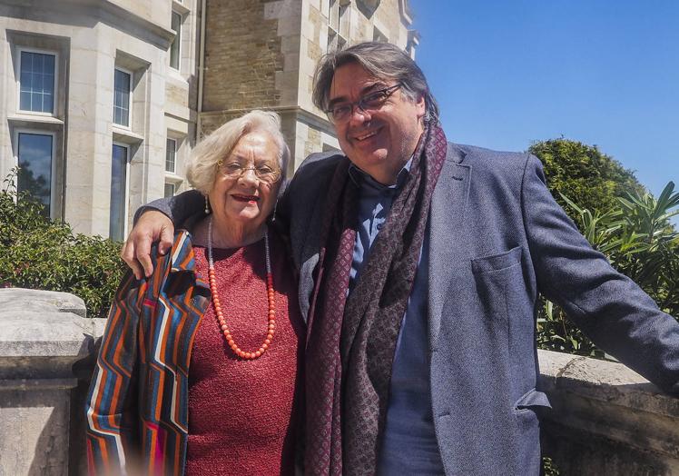 Ruiz Mantilla con su madre, Conchita, en el palacio de La Magdalena. dm