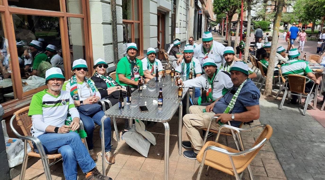 Un grupo de amigos disfruta en una terraza en las horas previas al comienzo del partido