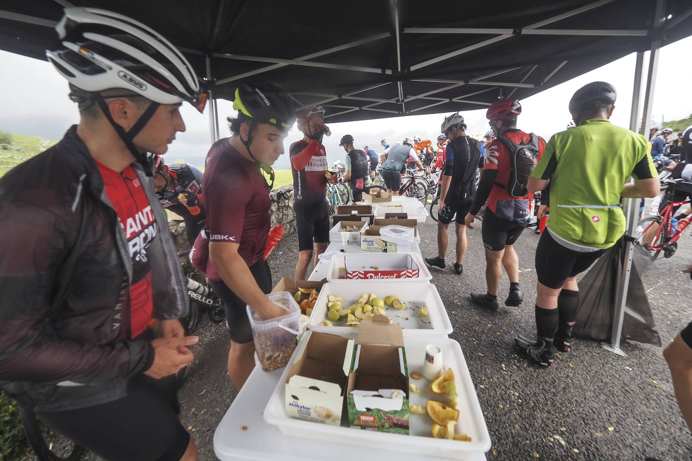 Varios participantes, en uno de los avituallamientos de La Cantabrona.