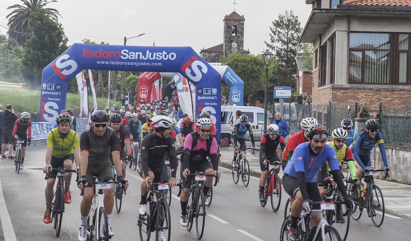 El pelotón de La Cantabrona rueda agrupado en un momento de la marcha.