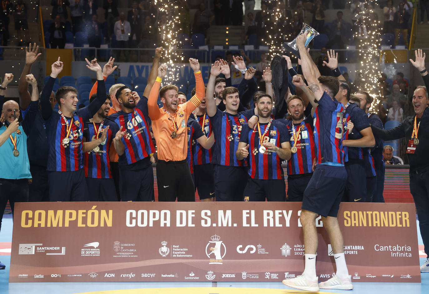 Los jugadores del Barça celebran el título de Copa del Rey conseguido en Santander.