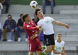 Yeray cabecea un balón ante un rival del Compostela en La Albericia