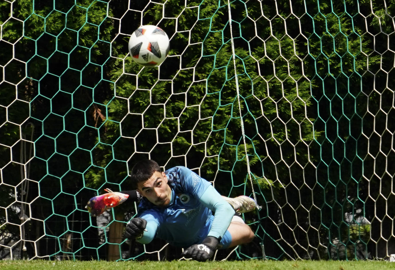 El meta verdiblanco encajó un gol , pero se mostró seguro el resto del encuentro.