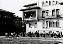 Fotografía de Pablo Hojas, propiedad de la biblioteca, en la que se ve a un grupo de estudiantes de Enfermería jugando en el patio del pabellón 16.