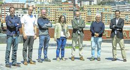 Diego Ferreño, Ramón Agüero, Diego Herranz, Berta Galán, José A. Casado, Gabriel Moncalián y David Cantarero, en la Plaza de la Ciencia de la UC.