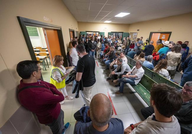 Nervios y tensión durante el llamamiento de candidatos para entrar a las aulas.