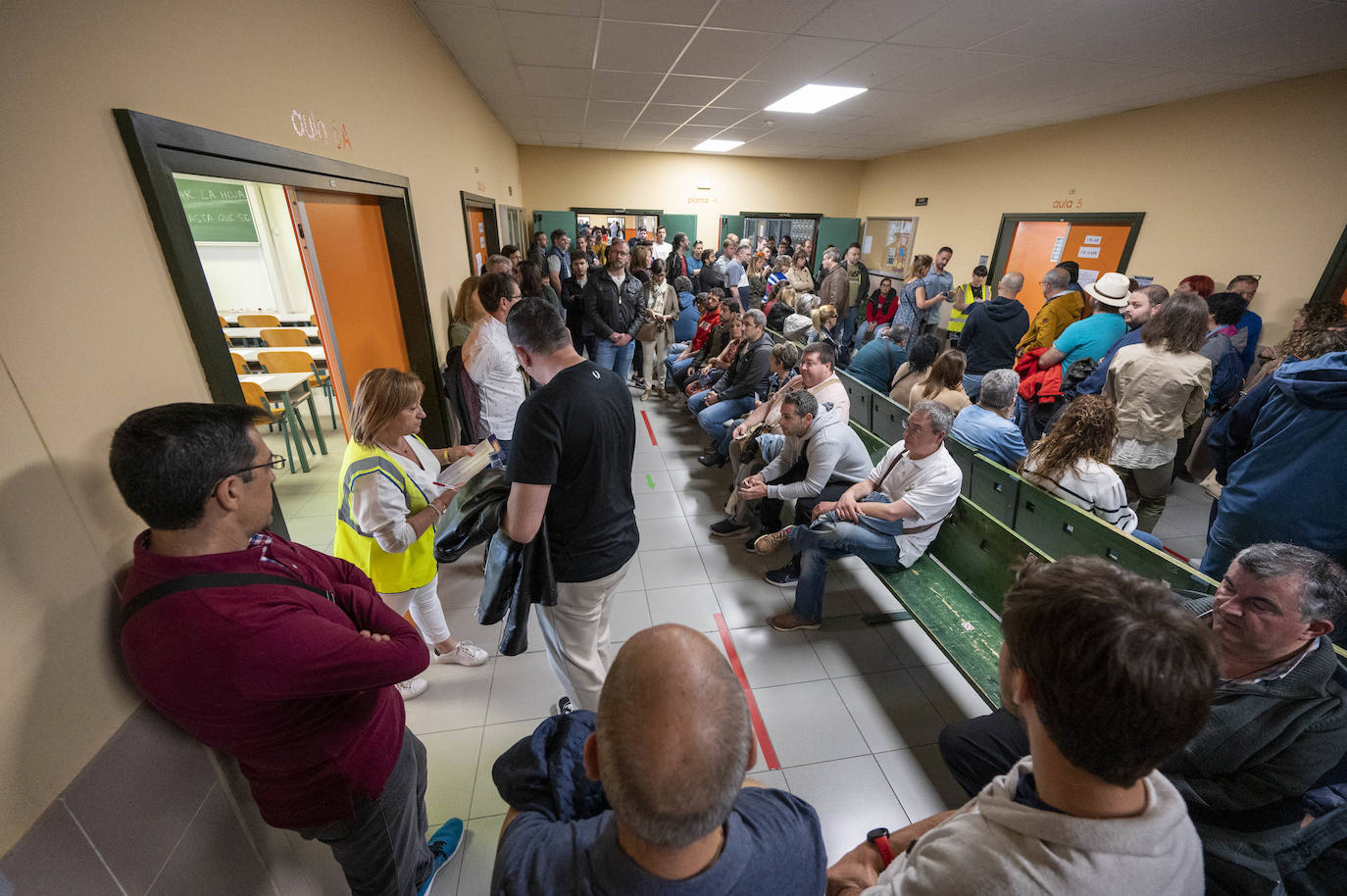 Nervios y tensión durante el llamamiento de candidatos para entrar a las aulas.