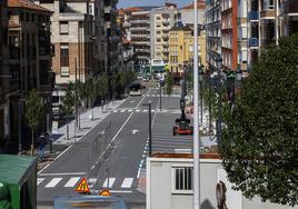 Estado en el que se encuentra el primer tramo de la rehabilitación de la calle Julián Ceballos, ayer, en Torrelavega.