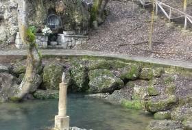 Imagen secundaria 1 - La ruta llega hasta el nacimiento del río Ebro, donde se ubican las cuatro fuentes de las que mana el agua.