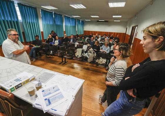 Antonio Punzón, del IEO, María Pérez e Isabel Castillo, de Pesca, ayer durante el taller.