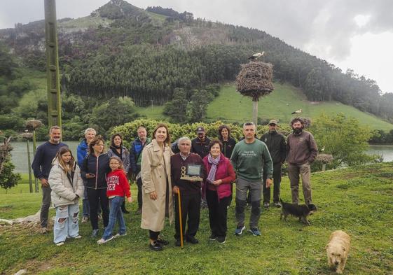 En el centro, José Quintana portando la placa que le entregó la alcaldesa de Medio Cudeyo, María Higuera, a la derecha su mujer Rosa y su hijo Pedro rodeados de amigos.