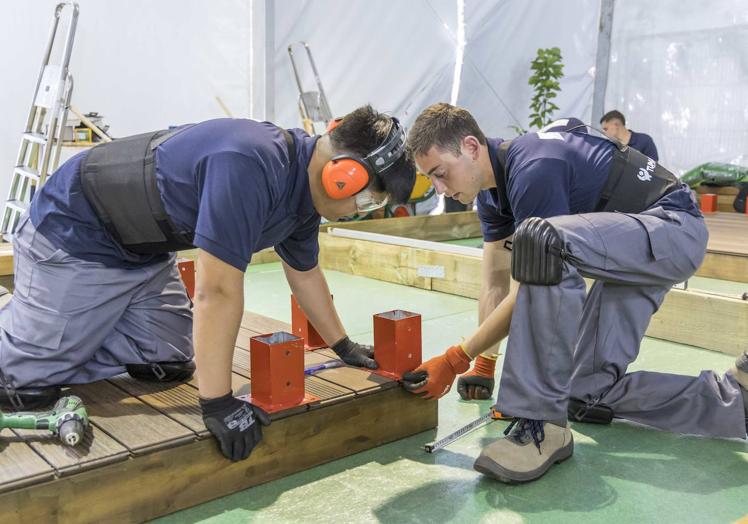 Dos alumnos montan una estructura en las instalaciones de los IES Peñacastillo y A.G. Linares, y el CIFP Nº1.