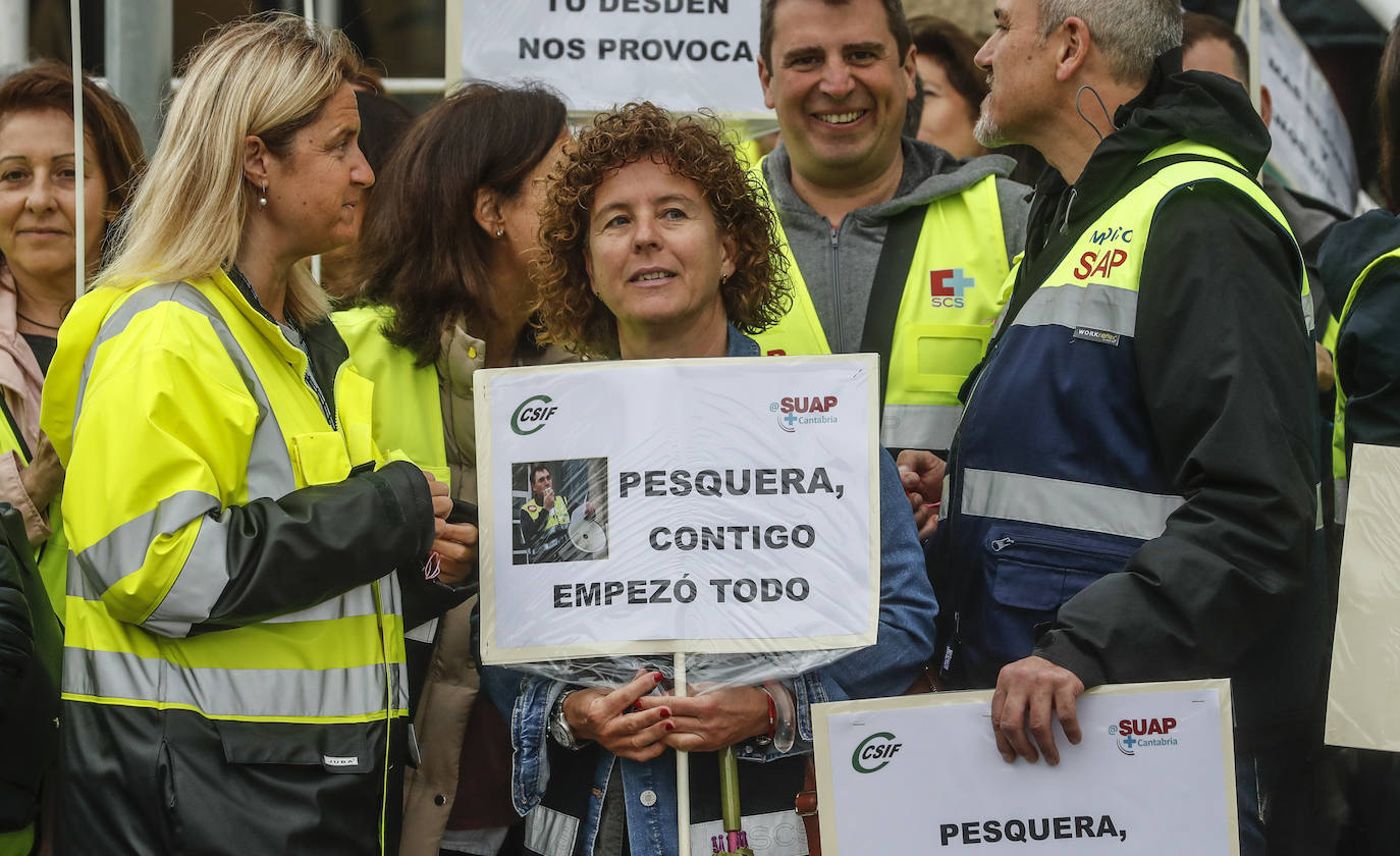 Los manifestantes exigen al consejero soluciones a la falta de personal de los equipos