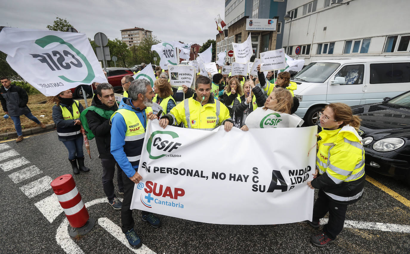 Con los pitidos de los silbatos llegaron a las puertas de la Gerencia del Servicio Cántabro de Salud (SCS)