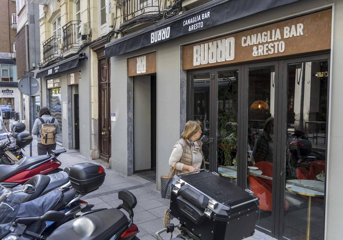 El restaurante Burro Canaglia, en la calle Hernán Cortes, en Santander, el pasado 26 de abril cuando retiraron las plantas de plástico.