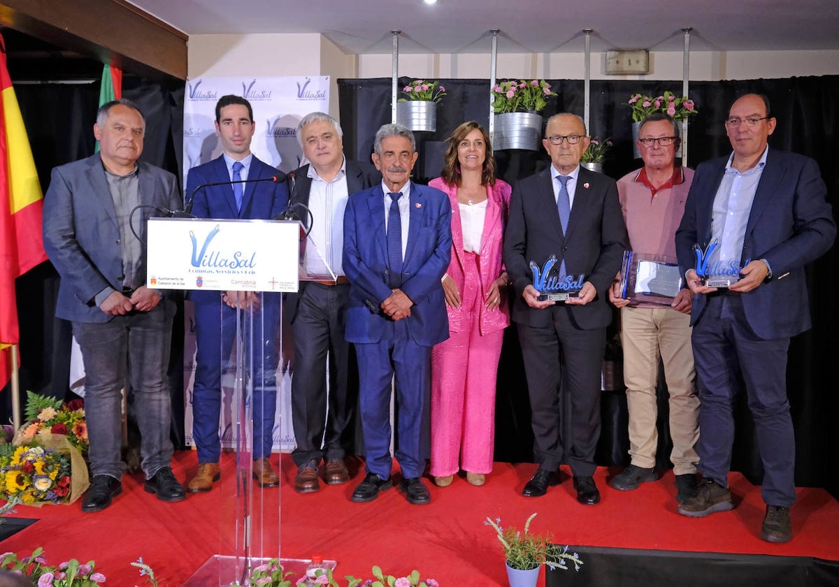 Autoridades y homenajeados en la Gala de la Asociación de Comerciantes.