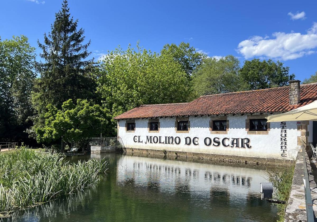 El edificio es un antiguo molino de 1934 reconvertido en negocio de hostelería en 1987