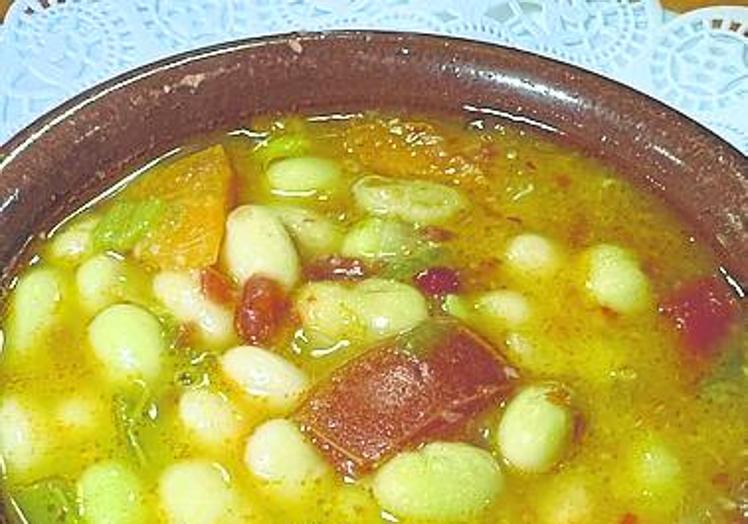 Imagen principal - Algunos platos que ofrece el restaurante: pochas a la navarra, callos caseros y flan de café.