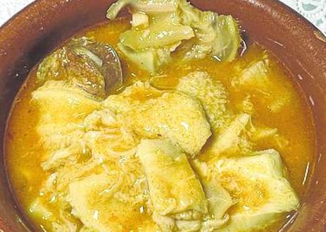 Imagen secundaria 1 - Algunos platos que ofrece el restaurante: pochas a la navarra, callos caseros y flan de café.