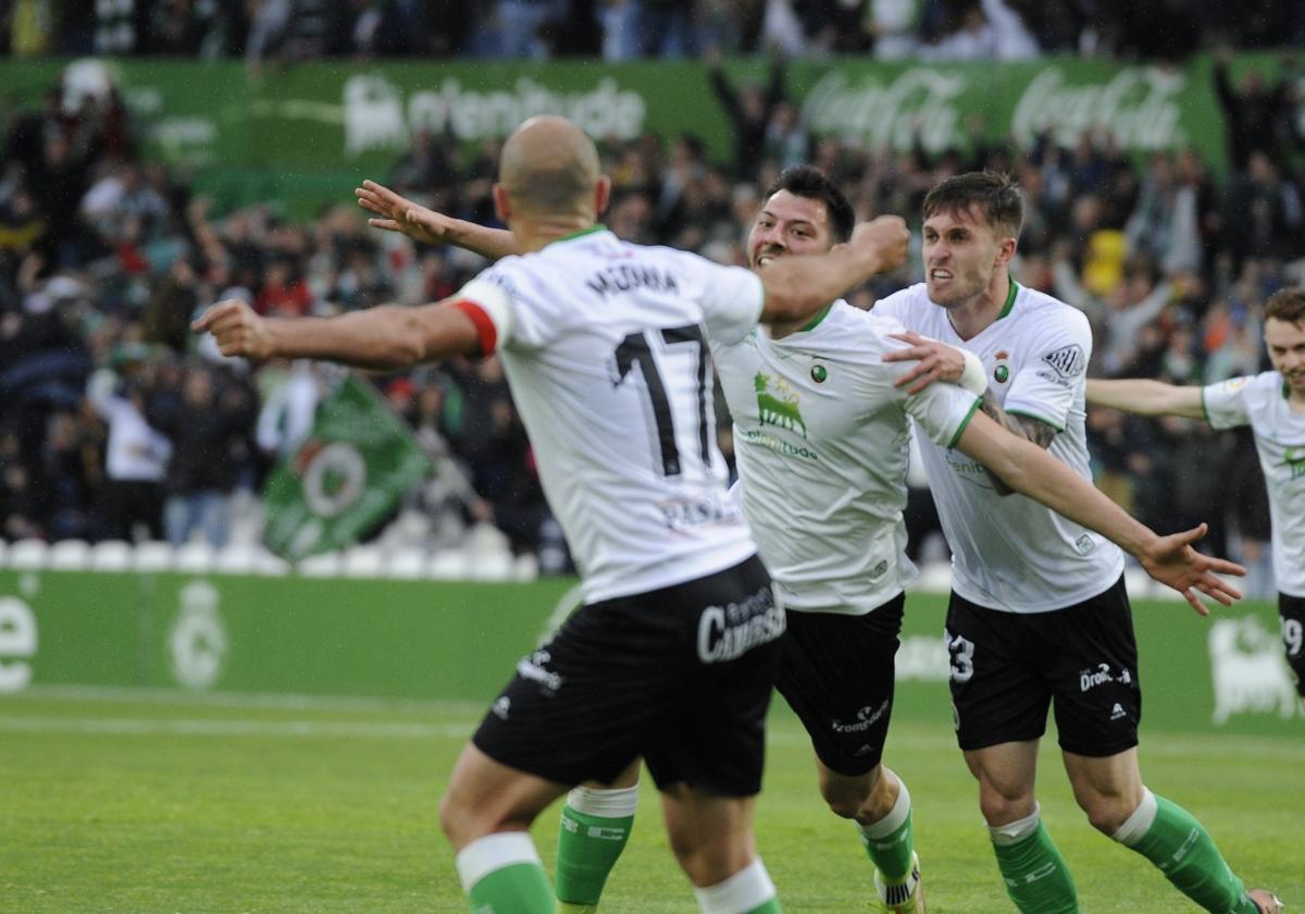 Roko Baturina, en el centro, es felicitado por Dani Fernández y Unai Medina, de espaldas, después de marcar un gol en El Sardinero esta temporada.