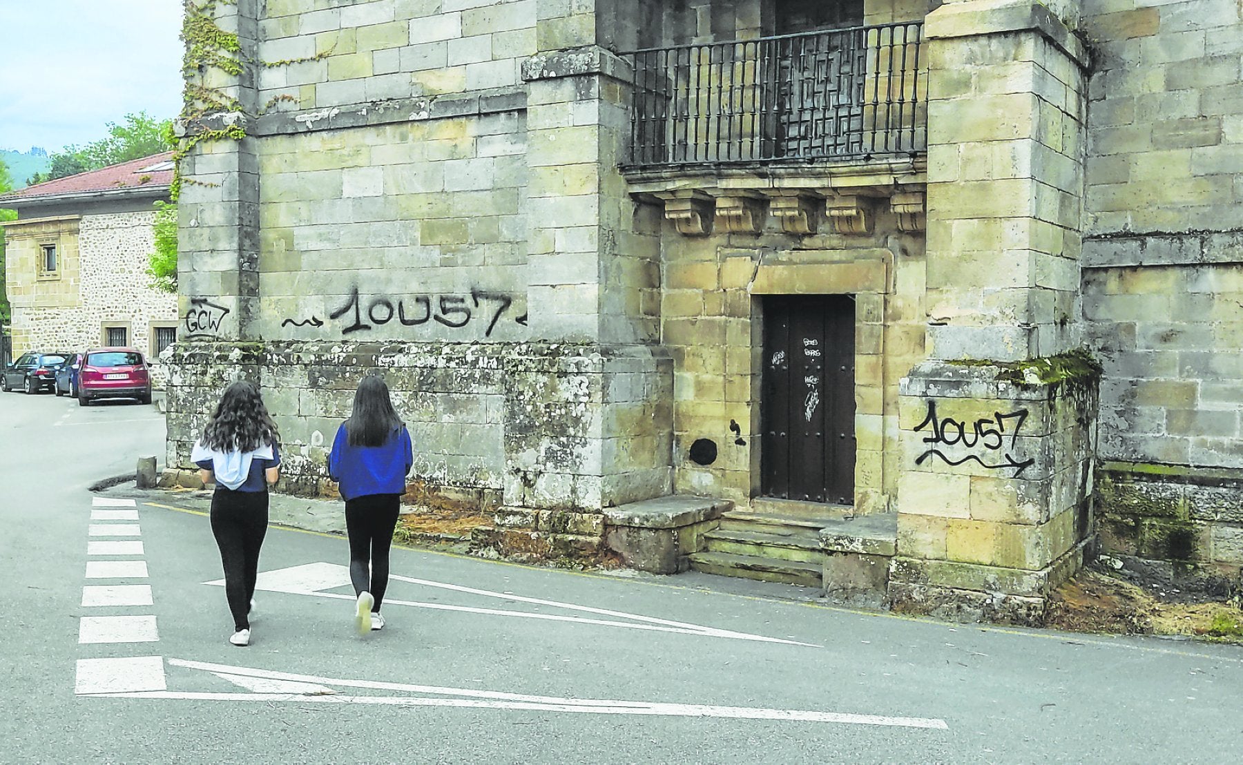 El palacio del Conde Mansilla es uno de los edificios históricos de Los Corrales más afectado por constantes pintadas de todo tipo.