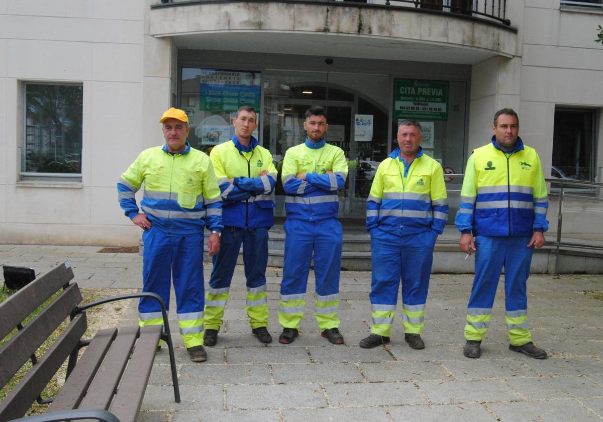 Trabajadores de Ascán del servicio de limpieza viaria frente al Ayuntamiento de Noja.