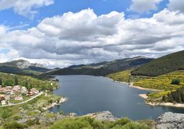 El embalse de Camporredondo, uno de los que conforman la ruta.