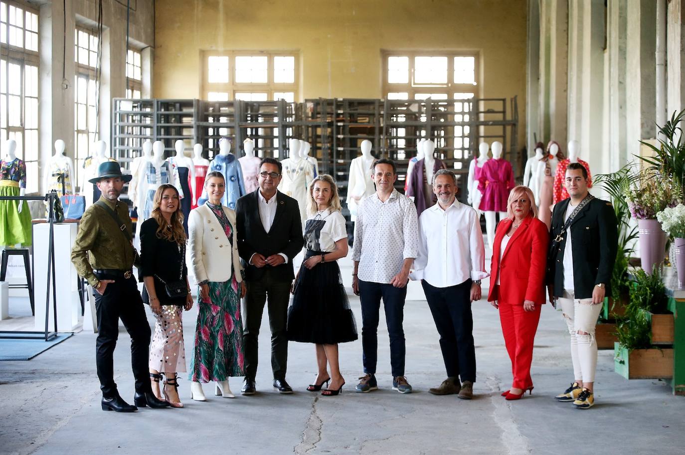 José Luis Callejo, Laura González-Quintana, Vanessa Martínez, Julio Zapico, Beatriz López Muñiz, Javier Cuesta, Marcos Luengo, María Luz Fernández y Martín Vuelta posan en fábrica de armas de La Vega, donde se celebró Oviedo Tendenza.