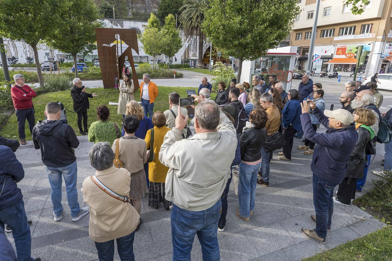 La ofrenda floral realizada frente a la escultura de Nacho Zubelzu en memoria de las víctimas junto a las Estaciones. 