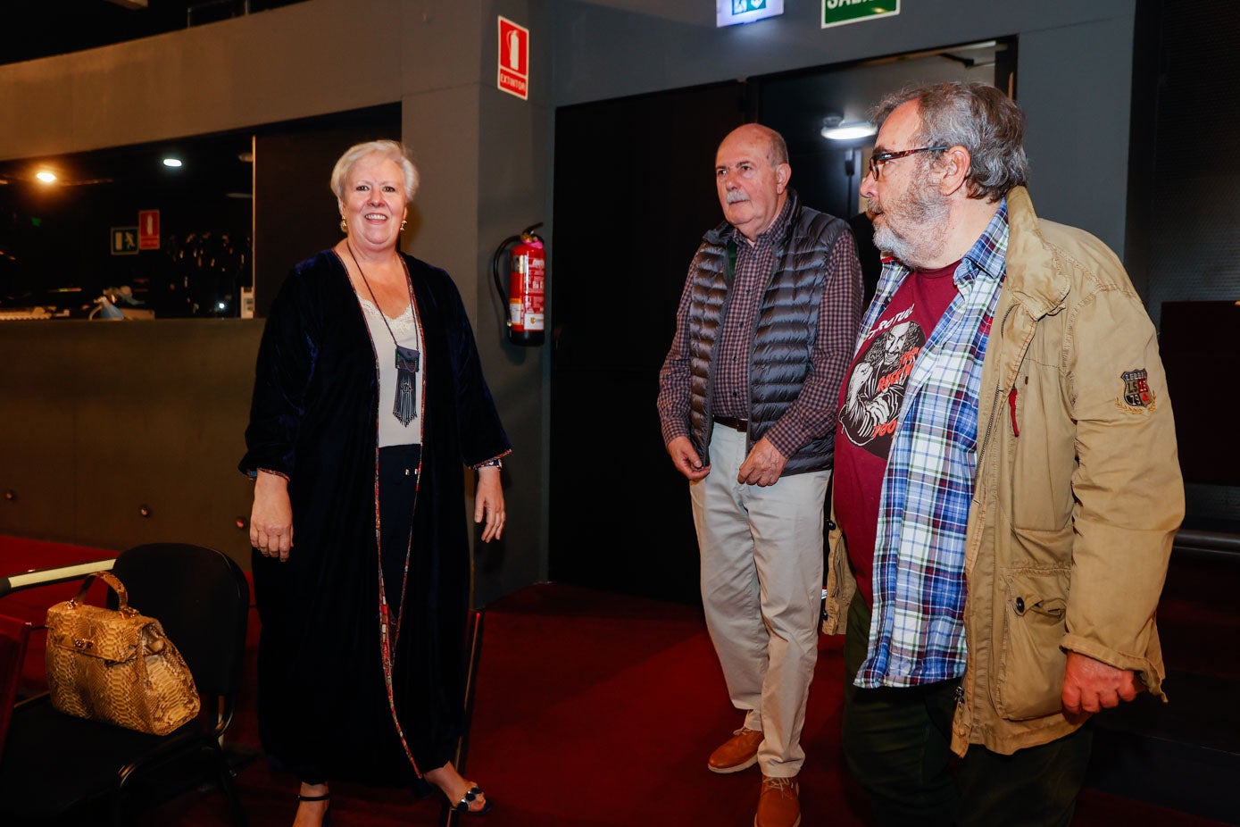 La exalcaldesa Blanca Rosa Gómez Morante (Torrelavega Sí), fue la segunda en llegar junto al exconcejal Arturo Roiz.