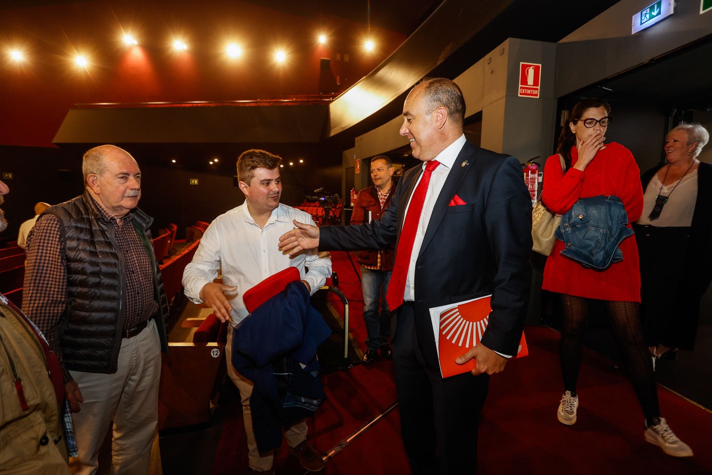 Julio Ricciardiello (Cs) saluda al candidato del PP, Miguel Ángel Vargas, el más joven de los contrincantes.