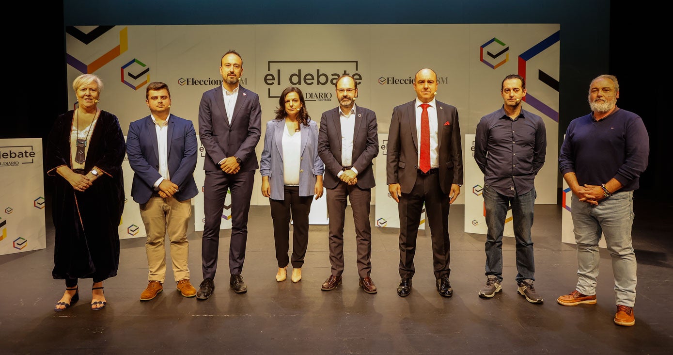 Foto de familia de los candidatos: Blanca Rosa Gómez Morante (Torrelavega Sí), Miguel Ángel Vargas (PP), Javier López Estrada (PRC), Pilar González Ruiz (periodista de El Diario y moderadora), José Luis Urraca (PSOE), Julio Ricciardiello (Cs), Borja Peláez (IU-Podemos) y Roberto García Corona (Vox).