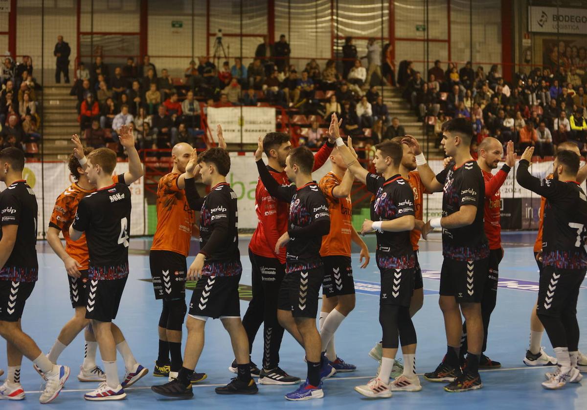 Los jugadores del Bathco y del Blendio se saludan en el derbi del año pasado.