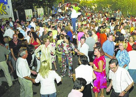 Imagen secundaria 1 - La asociación Diamantes Musicales organizó fiestas en 2004 y 2005. Zona de baile de Pista Río, que también tenía piscinas y restaurante.