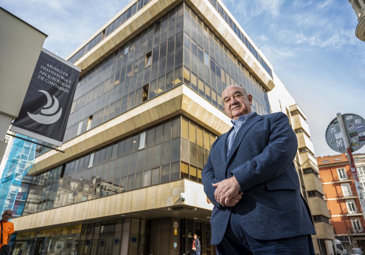 Emilio del Valle eligió fotografiarse junto al edificio Macho porque trabajó en él durante veinte años.