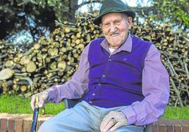 Vicente Movellán posa sonriente en el jardín de la residencia en la que vive.