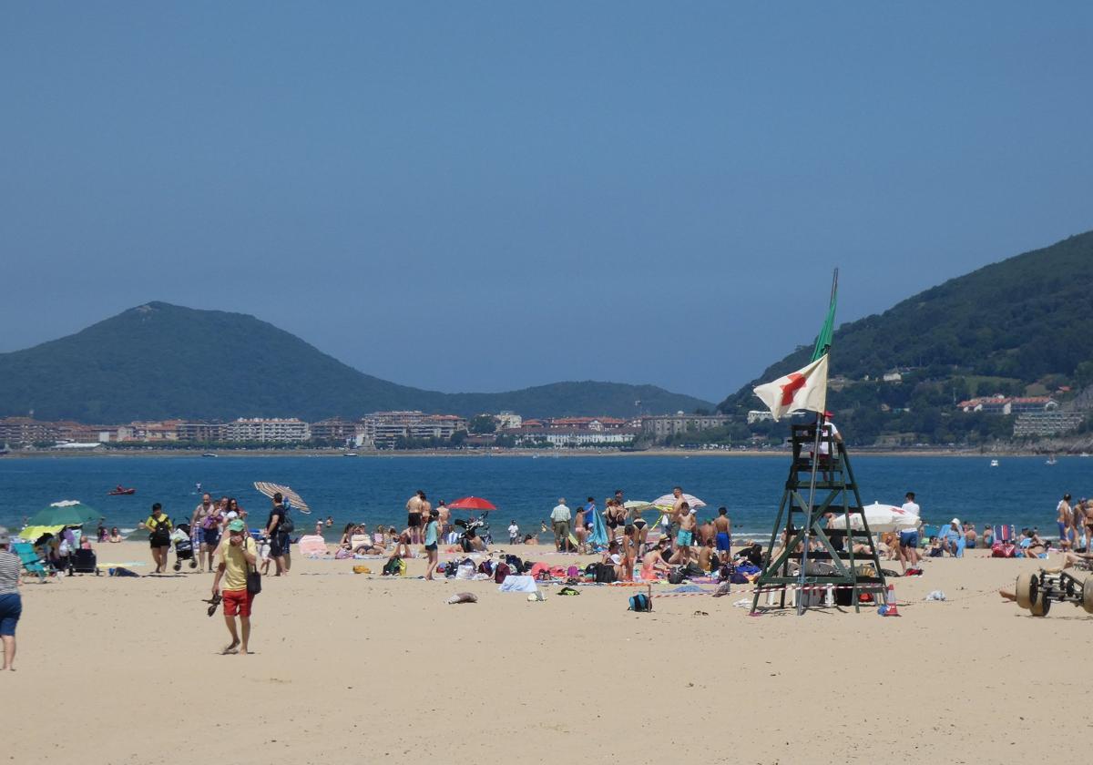 Cruz Roja obtiene el contrato de salvamento y socorrismo de la playa Salvé de Laredo