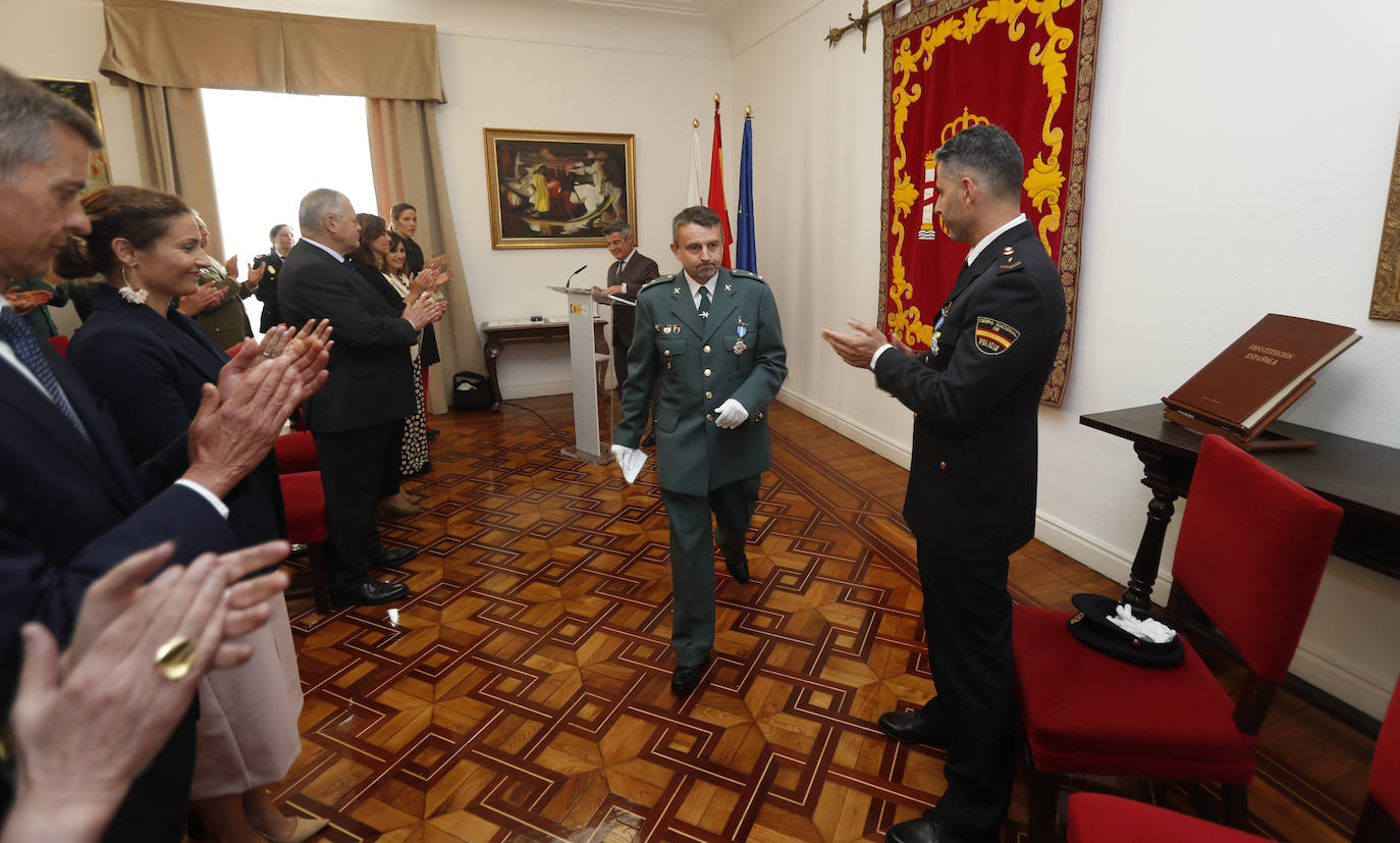 Juan José Guerrero (derecha) aplaude a Juan Álamo, tras recibir sus condecoraciones.