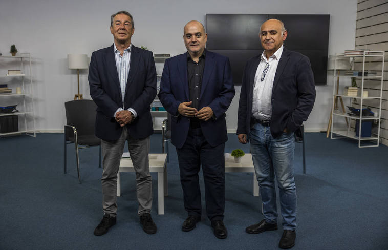 De izquierda a derecha, los periodistas Jesús Serrera, Gonzalo Sellers y Juan Luis Fernández.