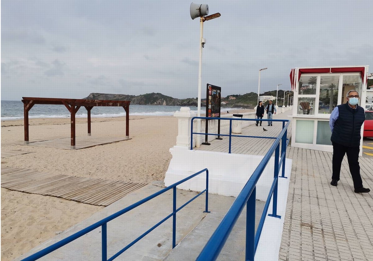 Un hombre atraviesa el paseo de la playa en la primavera del 2022.