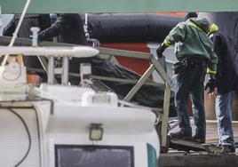 Momento en el que han bajado el cadáver del pescador del barco.