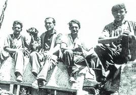 Pacífico Cobo Cobo es el segundo joven por la derecha de la foto junto a algunos de sus compañeros.