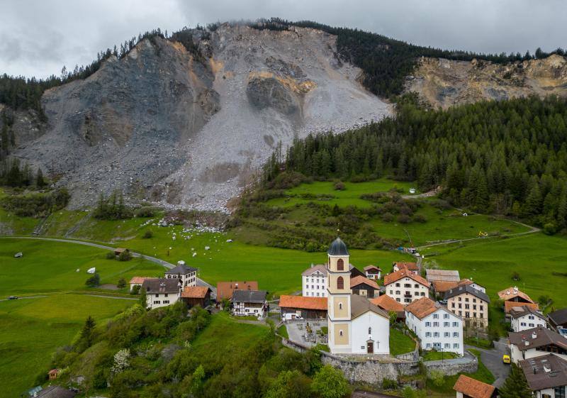 La localidad está situada a 30 kilómetros de Davos y a unos 50 de la exclusiva estación de esquí de Saint Moritz