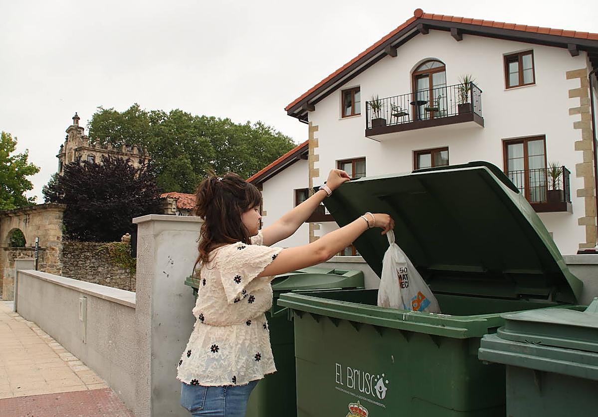 Una vecina de Villaverde de Pontones (Ribamontán al Monte) hace uso de los contenedores de la Mancomunidad de El Brusco.